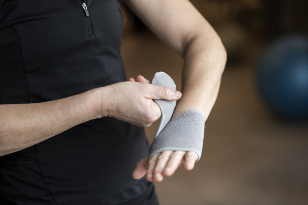 Stabil håndledsstøtte - grå